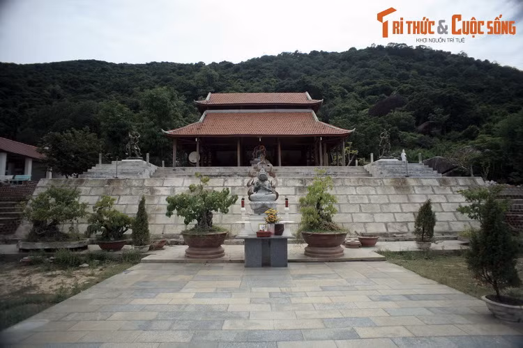 Sự lạ khó tin ở Thiên Sanh Thạch tự trứ danh Bình Định Su la kho tin o Thien Sanh Thach tu tru danh Binh Dinh