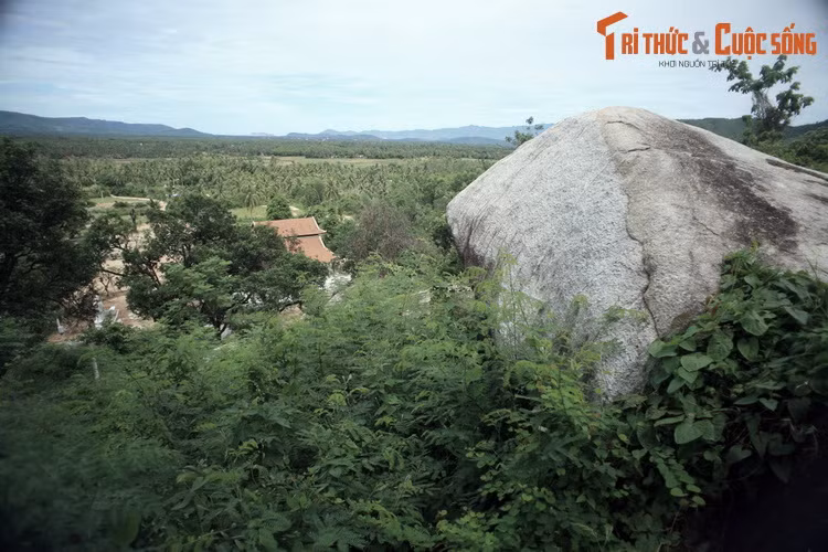 Sự lạ khó tin ở Thiên Sanh Thạch tự trứ danh Bình Định - Hình 6 Su la kho tin o Thien Sanh Thach tu tru danh Binh Dinh-Hinh-6