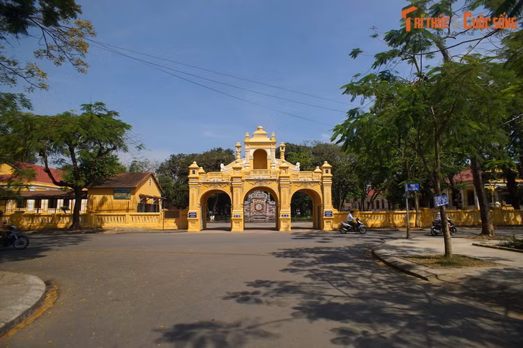 Soi tung chi tiet cong tam quan doc la nhat Co do Hue