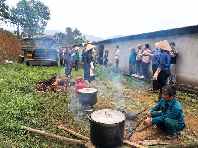 Lão nông Hà Tĩnh mất hơn 8.000 con gà vì sự cố điện - Hình 2 Lao nong Ha Tinh mat hon 8.000 con ga vi su co dien-Hinh-2