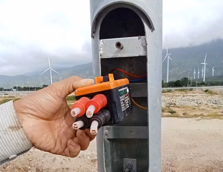Điều tra vụ trộm cáp ngầm đèn đường trên cao tốc Cam Lâm- Vĩnh Hảo Dieu tra vu trom cap ngam den duong tren cao toc Cam Lam- Vinh Hao