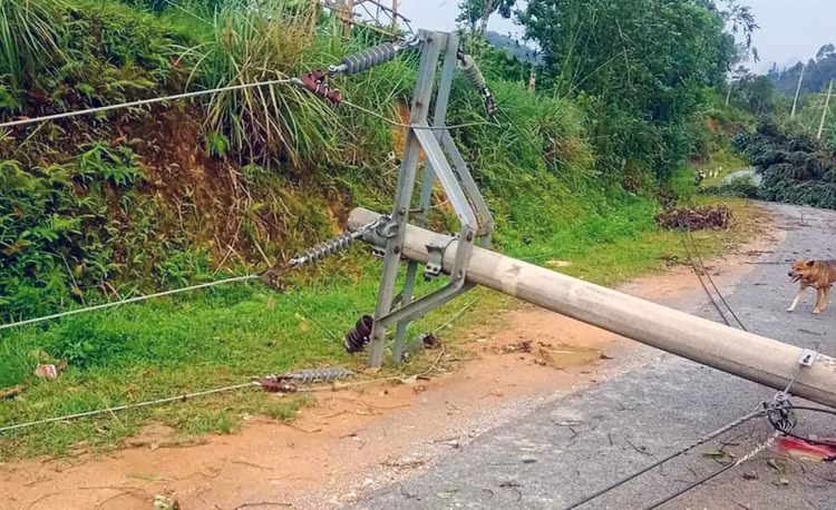 Lốc xoáy khiến hàng chục ngôi nhà ở Nghệ An bị tốc mái - Hình 3 Loc xoay khien hang chuc ngoi nha o Nghe An bi toc mai-Hinh-3