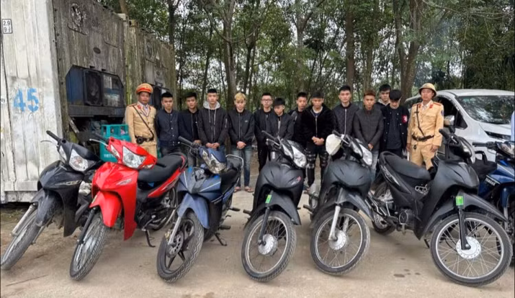 Tạm giữ nhóm thanh niên gây náo loạn khi đi đón bạn ra tù Tam giu nhom thanh nien gay nao loan khi di don ban ra tu