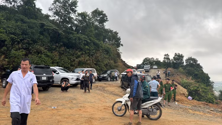 Ha Tinh: Sat lo dat vui lap lan cong nhan, 7 nguoi thuong vong-Hinh-2