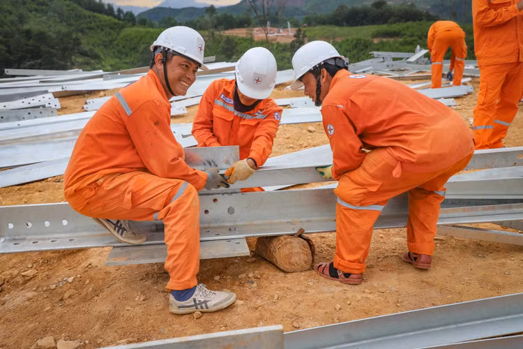 Xúc động hình ảnh cờ Tổ quốc tung bay trên đỉnh cột điện 500kV - Hình 2 Xuc dong hinh anh co To quoc tung bay tren dinh cot dien 500kV-Hinh-2