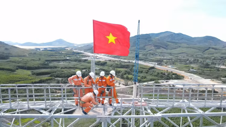 Xúc động hình ảnh cờ Tổ quốc tung bay trên đỉnh cột điện 500kV Xuc dong hinh anh co To quoc tung bay tren dinh cot dien 500kV