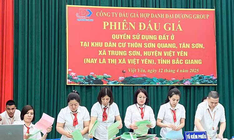 Việt Yên đấu giá thành công 116 lô đất, thu 220 tỷ đồng Viet Yen dau gia thanh cong 116 lo dat, thu 220 ty dong