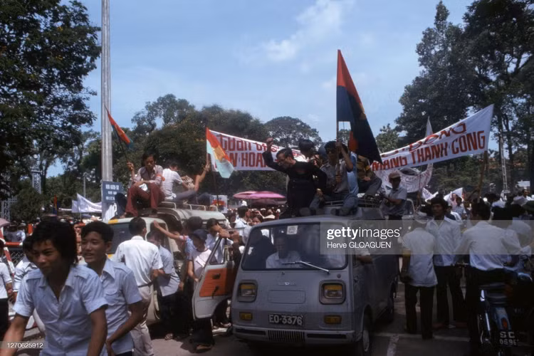 Ngày giải phóng Sài Gòn 30/4/1975 qua ống kính phóng viên Pháp - Hình 13 Ngay giai phong Sai Gon 30/4/1975 qua ong kinh phong vien Phap-Hinh-13