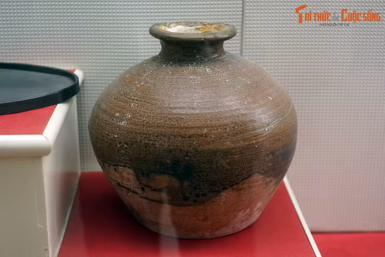 Hũ sành, ông Trần Quang Huyến dùng đựng tài liệu của Hội Việt Nam Thanh niên Cách mạng số 47 phố Trần Nhân Tông, Hà Nội trong những năm 1928-1929.