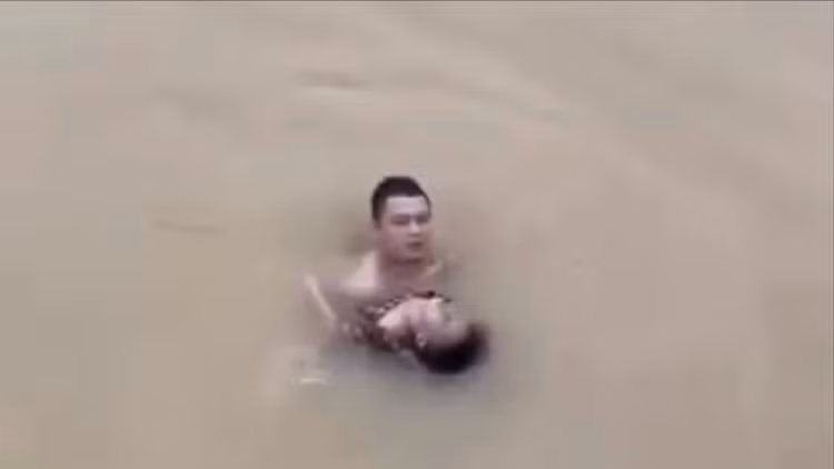 Người đàn ông lao mình xuống dòng nước dữ cứu cháu bé đuối nước Nguoi dan ong lao minh xuong dong nuoc du cuu chau be duoi nuoc