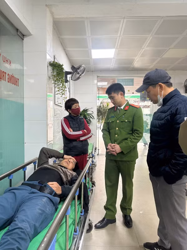 Hai chiến sĩ Công an kịp thời cứu sống người đàn ông đột quỵ Hai chien si Cong an kip thoi cuu song nguoi dan ong dot quy