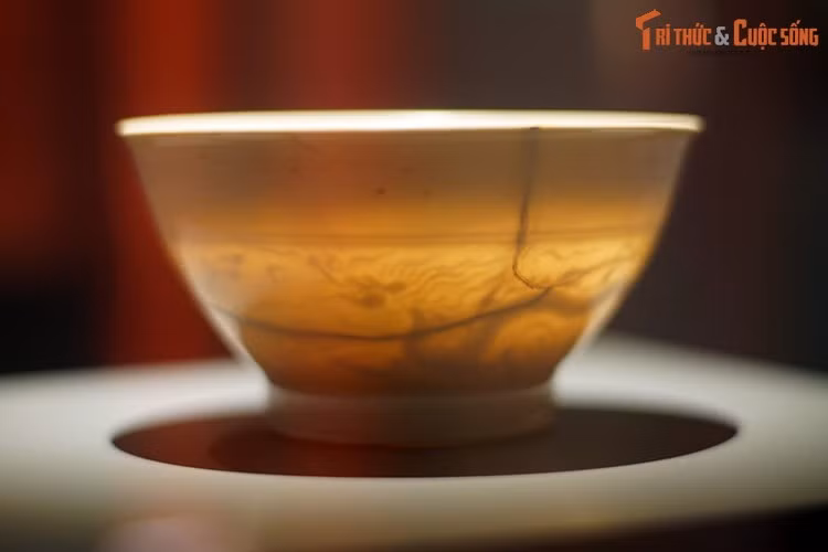 Hai chiếc bát sứ này là minh chứng cho trình độ phát triển cao của kỹ nghệ sản xuất gốm sứ Đại Việt thời Lê sơ. Nguyên liệu của bát là cao lanh có độ tinh khiết cao, được nung nhiệt độ cao giúp cho sản phẩm có xương rất mỏng mà vẫn đảm bảo độ bền và thấu quang. Hai chiếc bát sứ này là minh chứng cho trình độ phát triển cao của kỹ nghệ sản xuất gốm sứ Đại Việt thời Lê sơ. Nguyên liệu của bát là cao lanh có độ tinh khiết cao, được nung nhiệt độ cao giúp cho sản phẩm có xương rất mỏng mà vẫn đảm bảo độ bền và thấu quang.