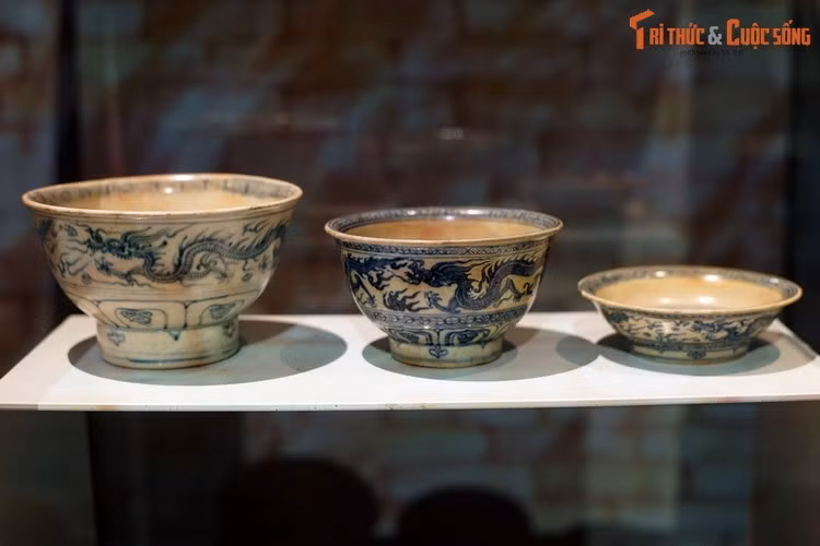 Mặc dù có chút khác nhau về kích thước, bố cục hoa văn nhưng đề tài và kỹ thuật trang trí hoa văn trên các di vật trong bộ sưu tập là giống nhau, với trung tâm là hình tượng rồng được thể hiện sống động, hình khối uyển chuyển, tư thế mạnh mẽ. Mặc dù có chút khác nhau về kích thước, bố cục hoa văn nhưng đề tài và kỹ thuật trang trí hoa văn trên các di vật trong bộ sưu tập là giống nhau, với trung tâm là hình tượng rồng được thể hiện sống động, hình khối uyển chuyển, tư thế mạnh mẽ.