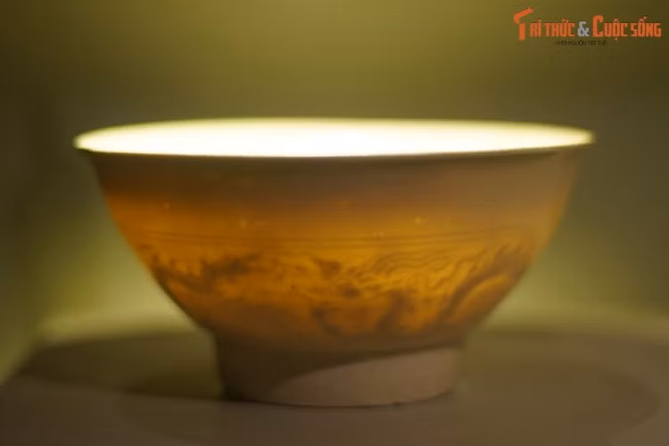 Hai chiếc bát này có kích thước khác nhau (đường kính miệng lần lượt là 14,5 cm và 12,4 cm), từng là vật dụng dành cho vua ở hoàng cung Thăng Long xưa. Bát có thân cong đều, thành mỏng “như vỏ trứng”, ánh sáng có thể xuyên qua. Hai chiếc bát này có kích thước khác nhau (đường kính miệng lần lượt là 14,5 cm và 12,4 cm), từng là vật dụng dành cho vua ở hoàng cung Thăng Long xưa. Bát có thân cong đều, thành mỏng “như vỏ trứng”, ánh sáng có thể xuyên qua.