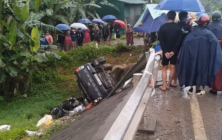 Ha Tinh: Xe may va cham o to ban tai, 3 nguoi thuong vong