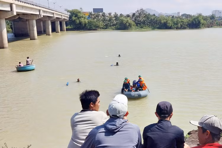 Tìm thấy thi thể 2 thiếu nữ nghi nhảy cầu trong tư thế ôm nhau Tim thay thi the 2 thieu nu nghi nhay cau trong tu the om nhau