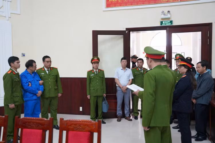 Chiếm đoạt tiền của sinh viên, Giám đốc Đại học Huế bị bắt Chiem doat tien cua sinh vien, Giam doc Dai hoc Hue bi bat