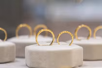 Giá vàng SJC 17/4: Giảm sâu dưới mốc 4.800 USD