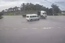 Xe 16 chỗ lao đầu thẳng vào xe đầu kéo