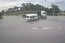 Xe 16 chỗ lao đầu thẳng vào xe đầu kéo