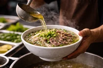 Giá bún, phở nhích lên: Người bán khó, người ăn cũng phải tính toán