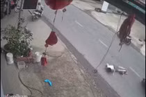 Va chạm giao thông khiến 2 em nhỏ ngã xuống đường