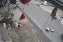 Va chạm giao thông khiến 2 em nhỏ ngã xuống đường