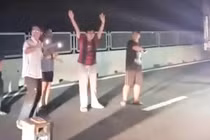 Kẹt xe trên cao tốc, nhiều người xách loa ra đường... hát