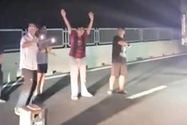 Kẹt xe trên cao tốc, nhiều người xách loa ra đường... hát