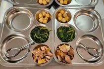 Phụ huynh Hà Nội xin cắt cơm trưa do lo ngại thịt heo bệnh