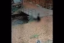 Khoảnh khắc bé gái 2 tuổi tử vong do ngã xuống mương nước