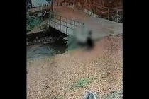 Khoảnh khắc bé gái 2 tuổi tử vong do ngã xuống mương nước