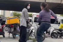 Người bán nước đuổi cô gái đứng ở vỉa hè bến xe Mỹ Đình