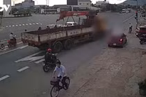 Xe tải cẩu lao vào 4 xe máy chờ đèn đỏ, 3 người bị thương