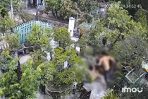 Phẫn nộ chồng đánh vợ tàn nhẫn trong sân nhà mặc vợ gào khóc