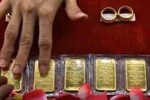 Giá vàng lao dốc, giảm hàng trăm USD sau tuyên bố của Tổng thống Mỹ