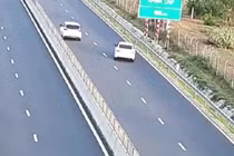 Xử phạt nữ tài xế lùi xe trên cao tốc 35 triệu đồng

