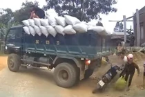 Tưởng xe tải không lùi trúng mình, người phụ nữ vô tư 'mặc kệ' nguy hiểm