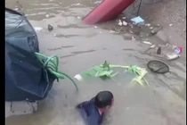 Xe lao xuống nước, tài xế hoảng loạn thoát khỏi cabin