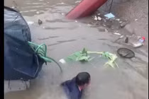 Xe lao xuống nước, tài xế hoảng loạn thoát khỏi cabin