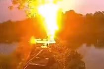 Người phụ nữ bị sét đánh bay khi đang chăm chó