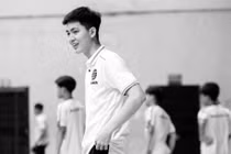 Cầu thủ trẻ bất ngờ ngã quỵ và ra đi trên sân bóng