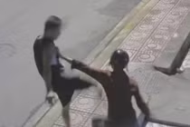 Thanh niên vô cớ bị người đàn ông đánh vì tưởng chụp hình