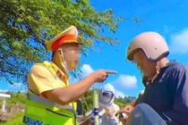 CSGT bị xem xét điều chuyển vì hành vi thiếu chuẩn mực