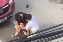 2 cha con đánh người chảy máu, hỏi ' biết tao là ai không'
