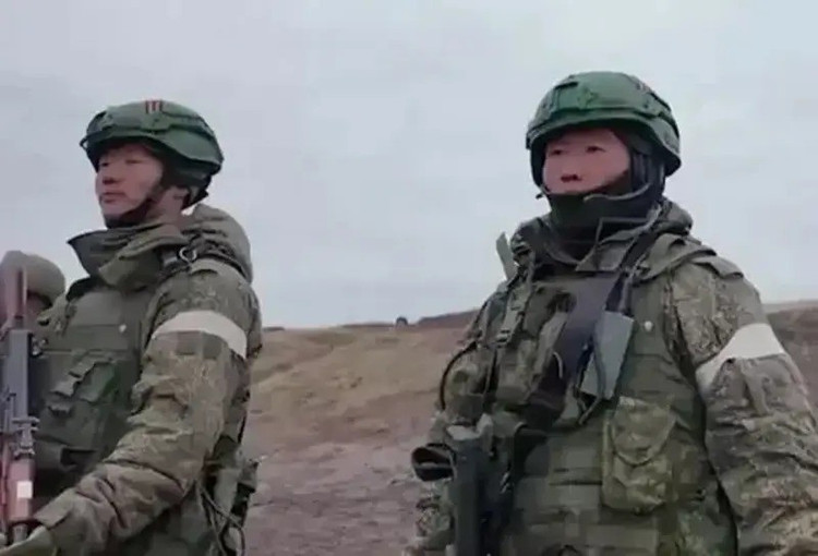 ສະນັ້ນ, ເມື່ອສຶກສາ ແລະ ວິເຄາະປະສິດທິຜົນການສູ້ຮົບຂອງກອງທັບເກົາຫຼີເໜືອຜ່ານຂະບວນການຕ້ານຢັນຢູ່ Kursk, ພວກເຮົາແນ່ນອນບໍ່ຈຳເປັນຕ້ອງອີງໃສ່ຂໍ້ມູນທາງອິນເຕີເນັດຈາກຢູແກຼນ ຫຼື ຕາເວັນຕົກ. ແທນທີ່ຈະ, ພວກເຮົາຄວນເອົາໃຈໃສ່ຫຼາຍຕໍ່ກັບບາງຂໍ້ມູນທີ່ເປີດເຜີຍພາຍໃນ. 10-9365.jpg