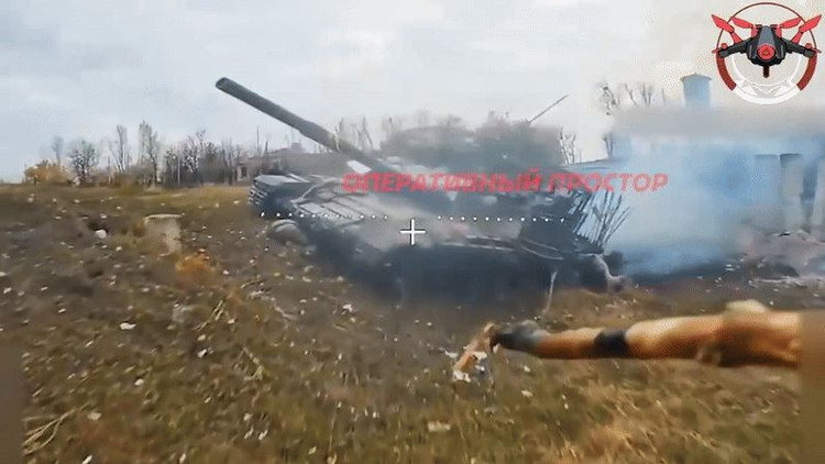 Bez vědomí ukrajinských vojáků vyhnali tank T-64 z železničního depa, kde byl dříve ukryt a opravován. Jakmile byl tank vytažen z úkrytu, okamžitě ho napadly čekající ruské bezpilotní letouny FPV. 14.jpg