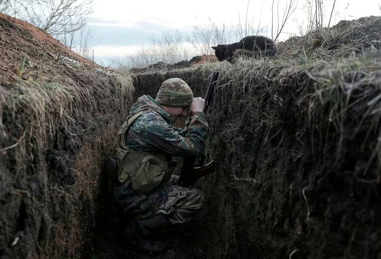 Il convient de noter que ce n'est pas la première fois que des informations font état d'unités des FAU exigeant de se retirer de Pokrovsk sans ordre de leurs supérieurs. Des informations antérieures montraient que de nombreux soldats ukrainiens, par petits groupes, tentaient d'échapper au siège de la ville. 4-2128.jpg