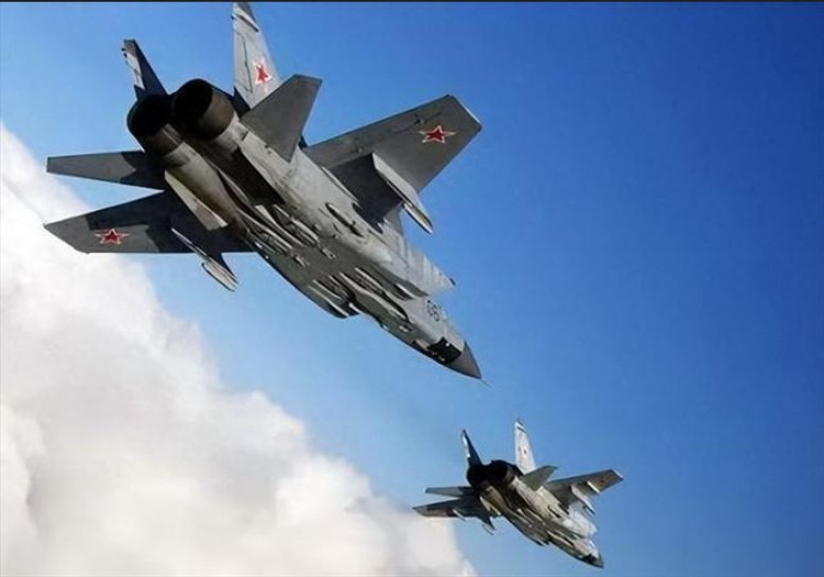 Trois chasseurs lourds russes MiG-31 Foxhound ont également volé pendant 12 minutes dans le ciel près de l'île de Vaidlu. L'apparition soudaine des chasseurs MiG-31 dans la zone spéciale de sécurité de l'OTAN au-dessus de l'Estonie a accentué les tensions déjà croissantes en Europe de l'Est. 2-2850.jpg