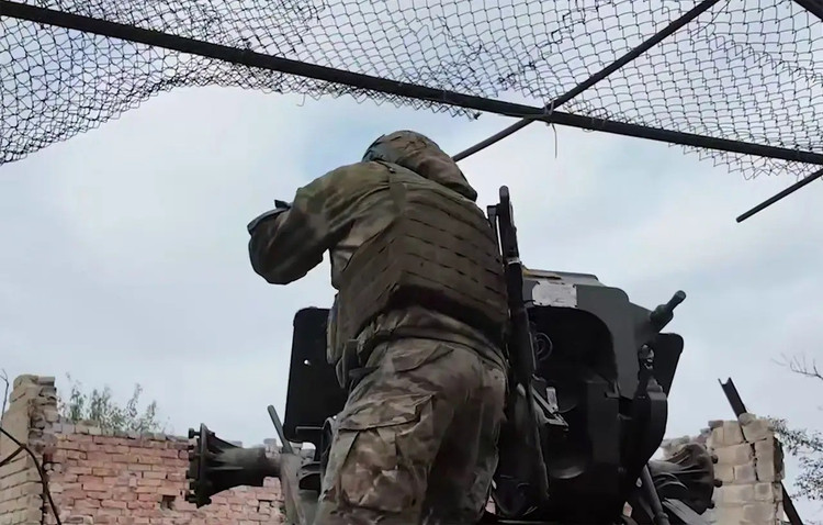 Elmondható, hogy Sziverszk jelentős részét az RFAF foglalta el. Ezt a folyamatot elősegítette a városban állomásozó ukrán helyőrség fő utánpótlási útvonalainak előzetes elvágása, beleértve a Limanból vezetőt is. A Szeverszkért folyó csatával párhuzamosan ebben a Donyecktől északra fekvő városban is harcok folynak. 10.jpg